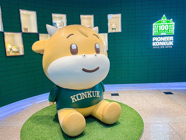 KU, the School s Mascot,  in the Students  Union Building 대표이미지